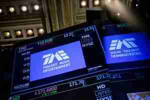 سهم شركة تينسنت للترفيه الموسيقي يقفز. الفضل يعود لشركة علي بابا.