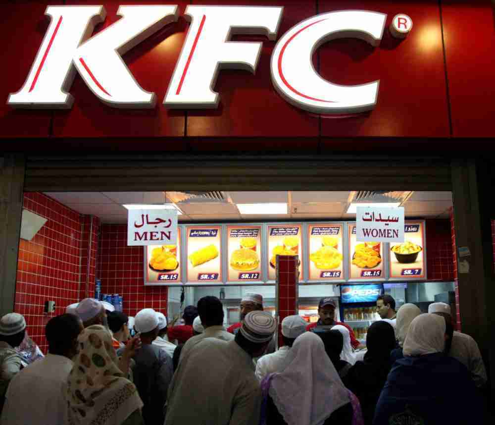 حجاج مسلمون يصطفون في مطعم كنتاكي خارج الحرم المكي في 13 ديسمبر 2007. الصورة: علي جاركجي، لرويترز.
