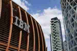 شعار شركة آي بي إم. الصورة: ميغيل ميدينا، لوكالة الصحافة الفرنسية، بواسطة غيتي إيماجيز.