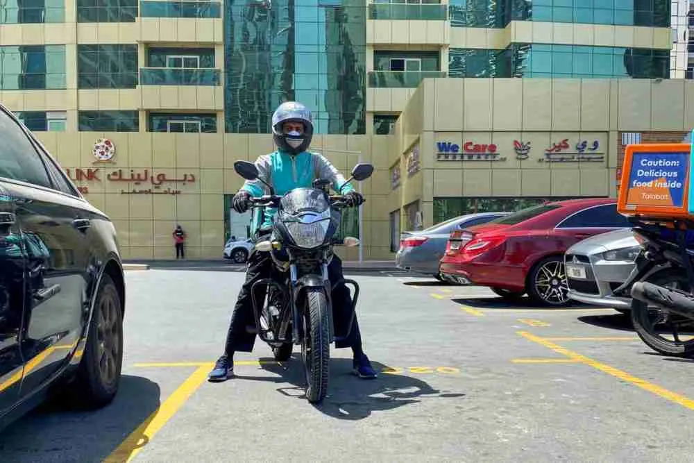 ديليفرو تتراجع عن خطتها لخفض رواتب عمال التوصيل في الإمارات بعد الإضراب