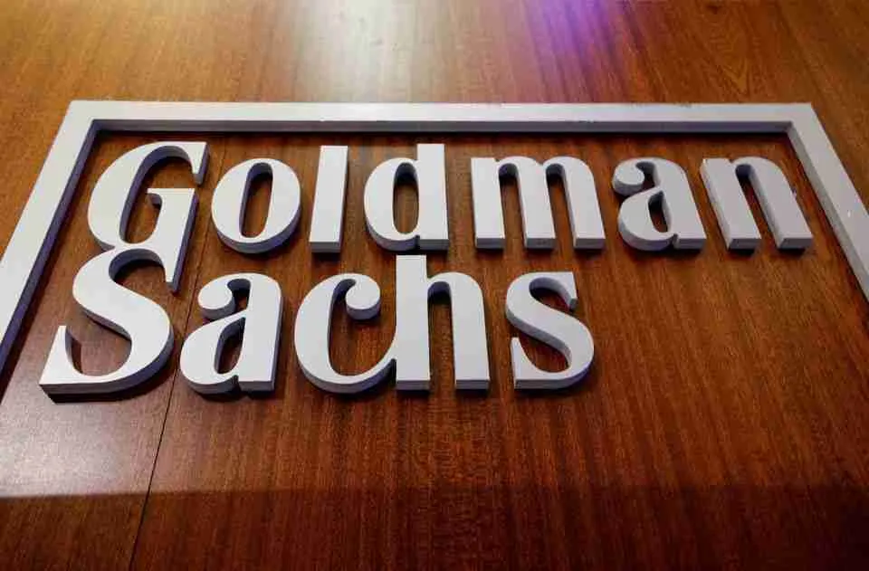شعار شركة غولدمان زاكس على أرضية بورصة نيويورك (NYSE). الصورة: بريندان ماك ديرميد، لرويترز.