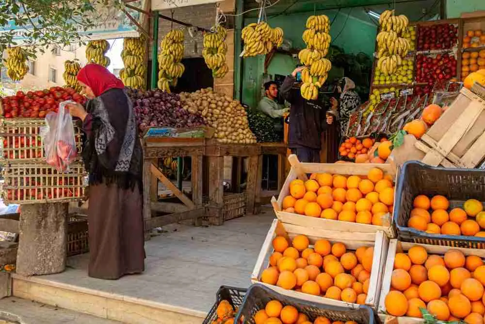 متسوق في سوق فواكه في القاهرة، الصورة: خالد دسوقي، لوكالة الصحافة الفرنسية، بواسطة غيتي إيماجز.