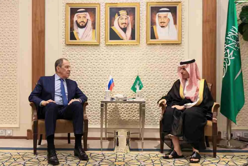 Saudis Nod to US With Oil-Output Hike, But Keep Russia Close مصدر الصورة: بلومبيرغ.
