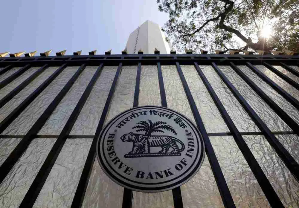 صورة ختم بنك الاحتياطي الهندي (RBI) على بوابة خارج مقر بنك الاحتياطي الهندي في مومباي. الصورة: دانش صديقي، لرويترز
