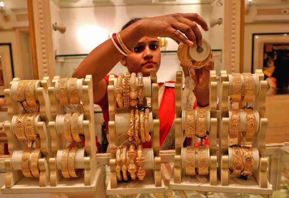 بائعة تعرض أساور ذهبية لعميل في صالة عرض مجوهرات بمناسبة أكشايا تريتيا، وهو مهرجان رئيسي لشراء الذهب، في مديتة كولكاتا الهندية. الصورة: روباك دي تشودري، لرويترز