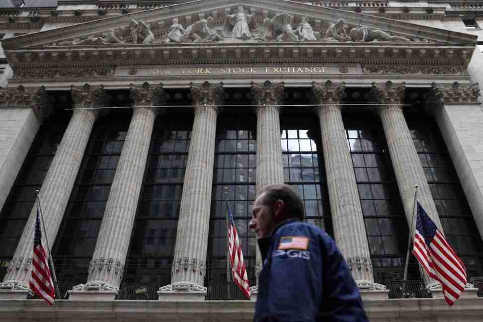 تاجر يسير بجوار بورصة نيويورك (NYSE) في مانهاتن. الصورة: أندرو كيلي، لرويترز