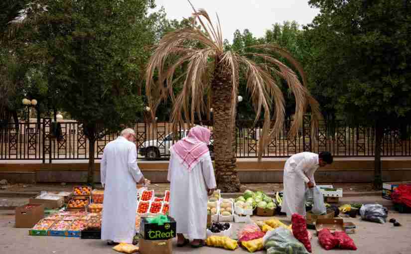 بائع يبيع فواكه وخضروات على جانب طريق في الرياض بالمملكة العربية السعودية. الصورة: تسنيم السلطان، لبلومبيرغ