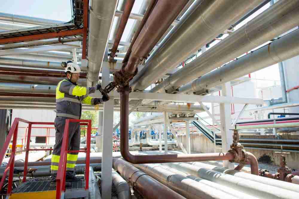 النفط يستقر بالقرب من 96 دولارًا وسط ارتفاع التضخم وتباطؤ الطلب