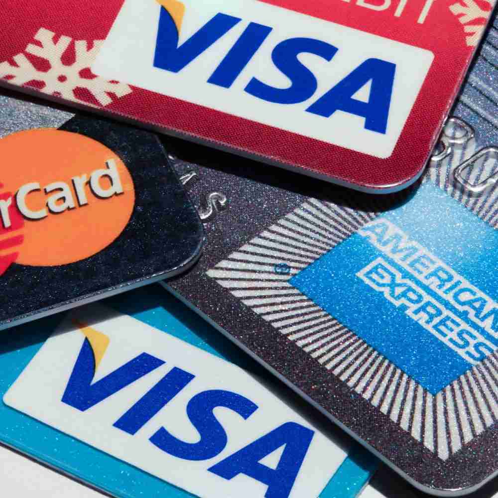 أسعار الفائدة على بطاقات الائتمان تصل إلى مستويات قياسية