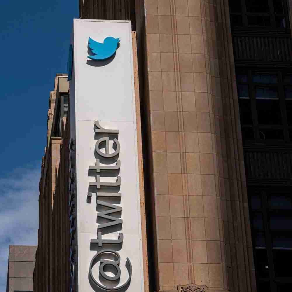انخفض سهم شركة تويتر أقل من أسهم وسائل التواصل الاجتماعي الأخرى هذا العام. الصورة: ديفيد بول موريس، بلومبيرغ
