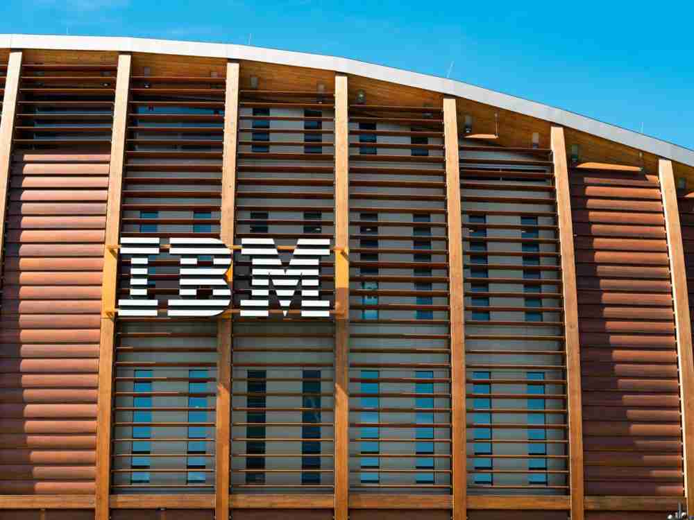 التوقعات الضعيفة تلقي بظلالها على سهم آي بي إم