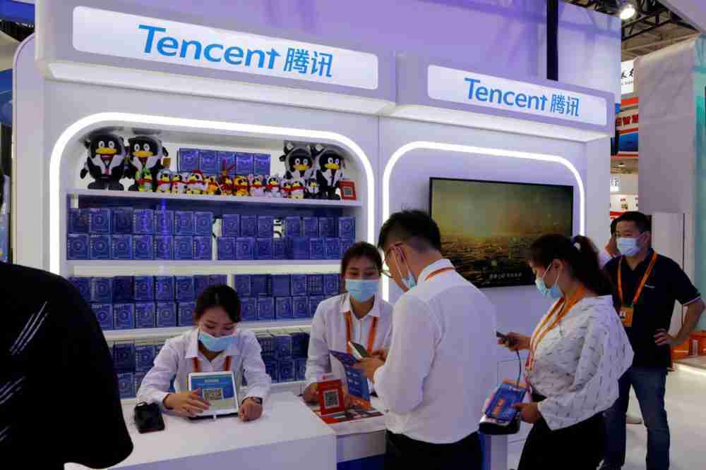 أشخاص يزورون كشك تينسنت في معرض الصين الدولي 2021 للتجارة في الخدمات. الصورة: فلورنسا لو، لرويترز