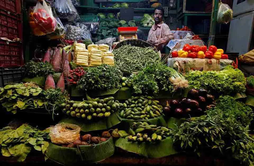 5ZN2ZAHVIFNYZK4OZAF7L37KQI بائع خضروات ينتظر العملاء في أحد أسواق كولكاتا الهندية في 13 ديسمبر / كانون الأول 2017. الصورة: روباك دي تشودري، لرويتر