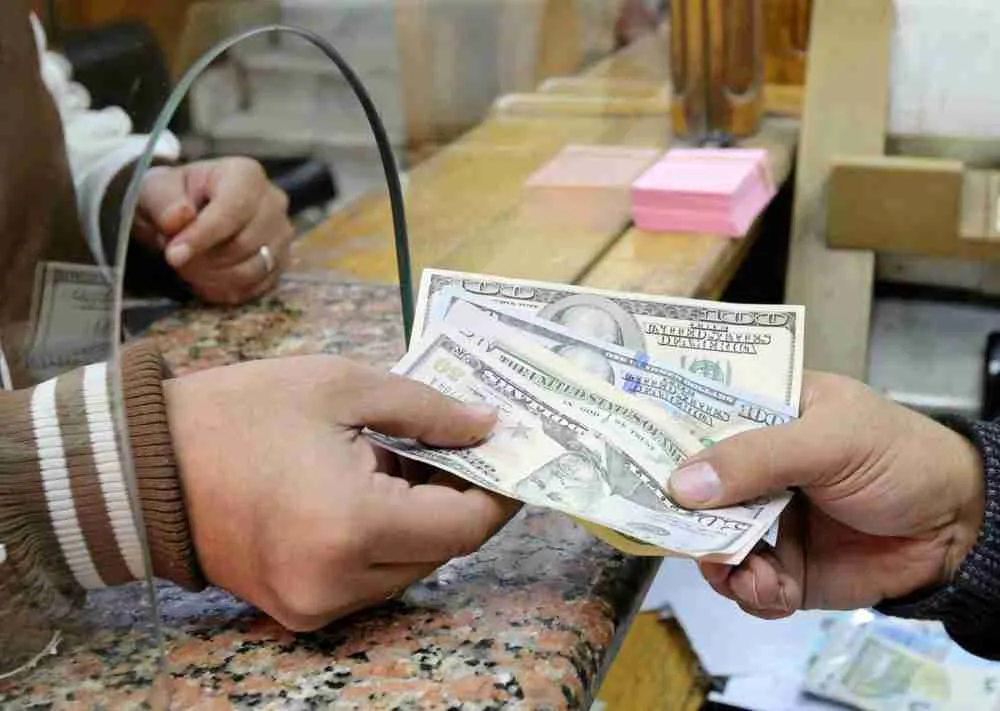 البنوك المصرية تشدد قيود سحب الدولار بعد تصاعد ضغوط شح المعروض