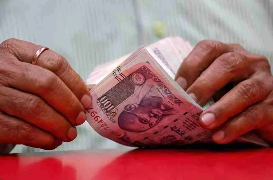 مستشار حكومي: على الهند أن تسمح بتراجع تدريجي للروبية