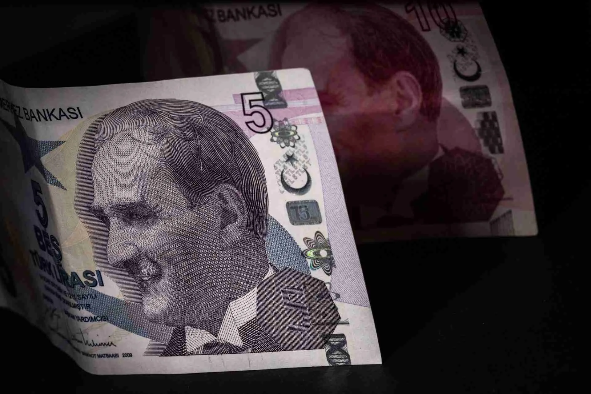 تركيا تفرض قيود على التحوط بالليرة لكبح الطلب على الدولار
