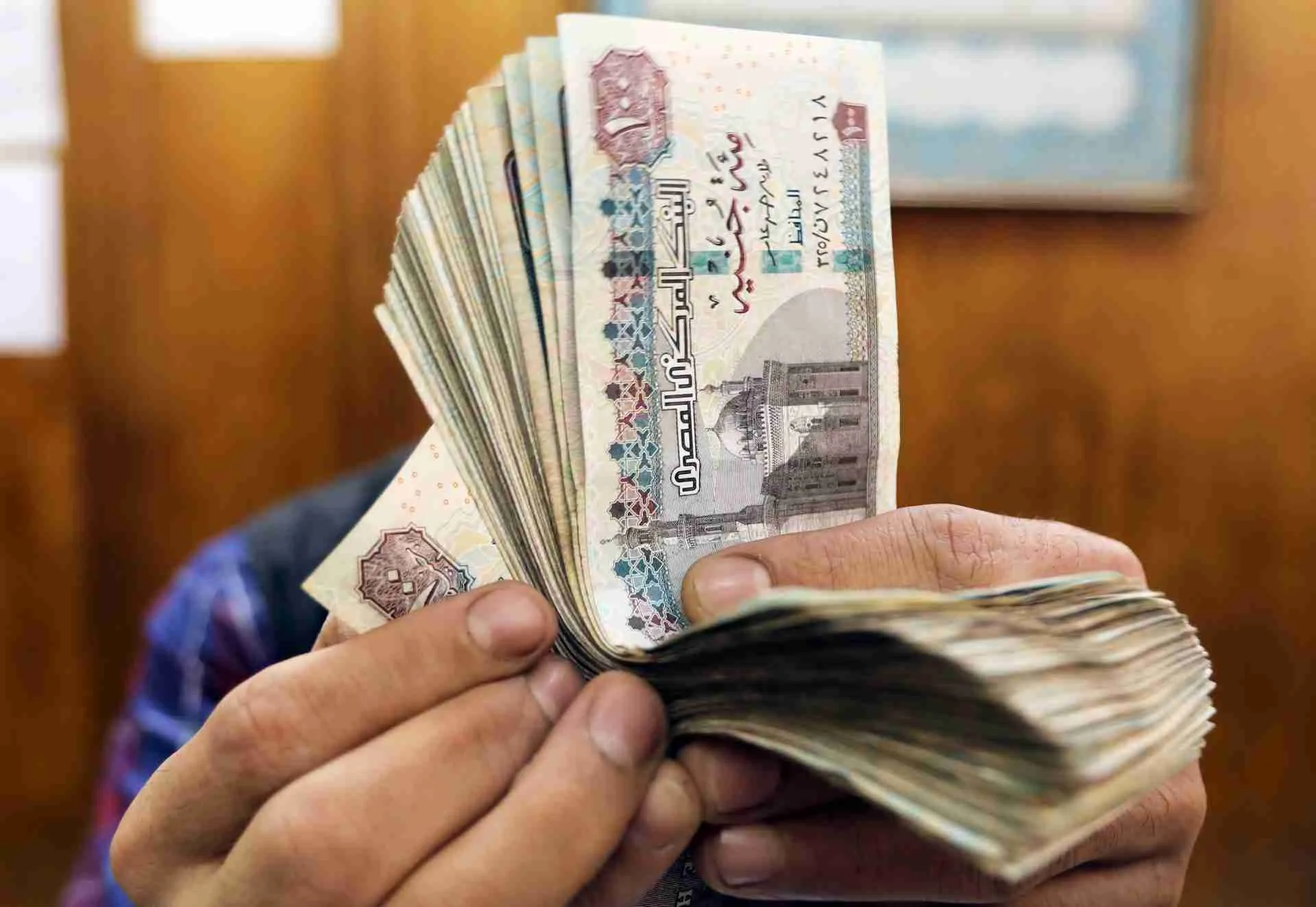البنوك المصرية توقف استخدام بطاقات الخصم بالعملة الأجنبية