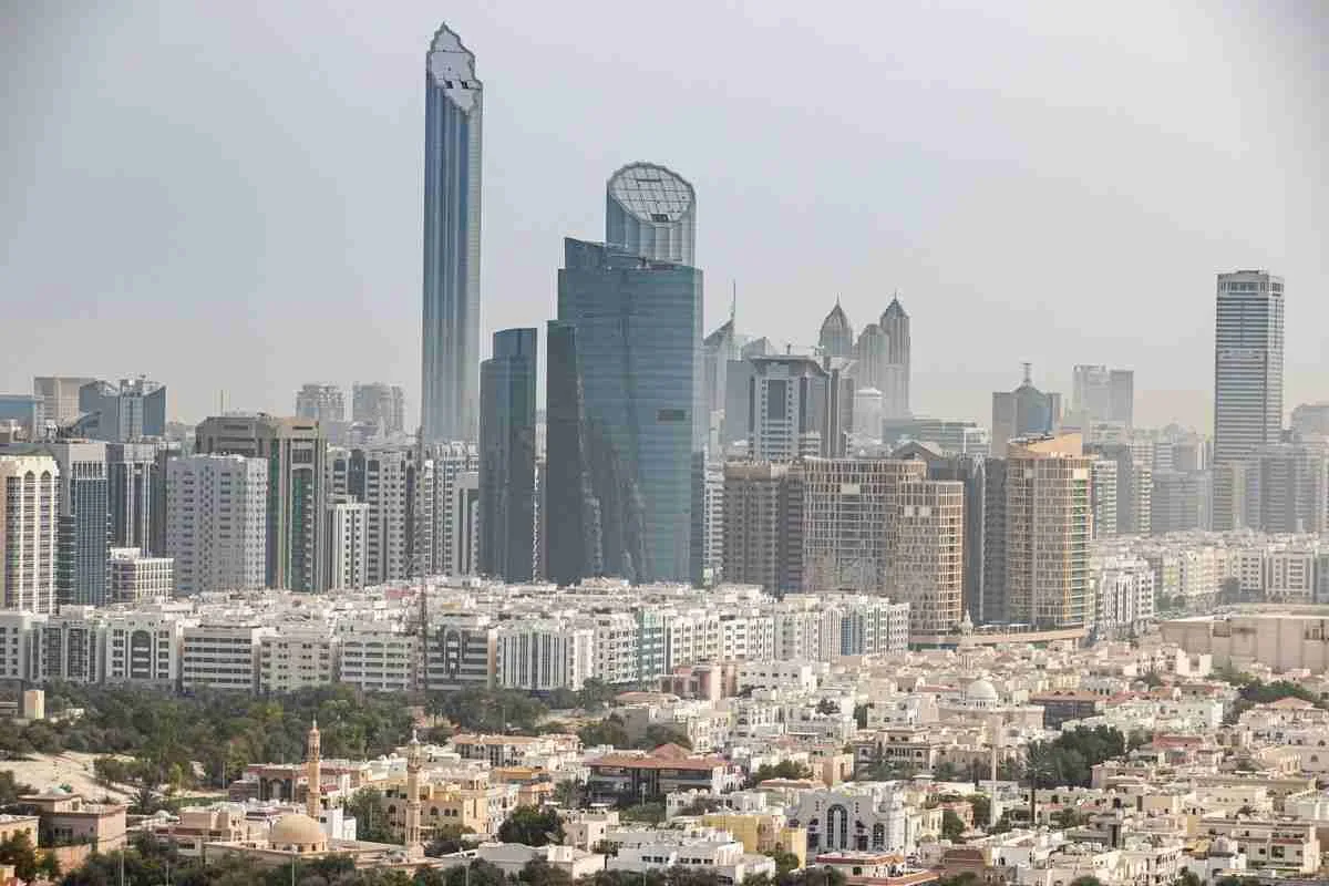 أبوظبي تستحوذ على حصة أقلية في دار سوذبيز للمزادات