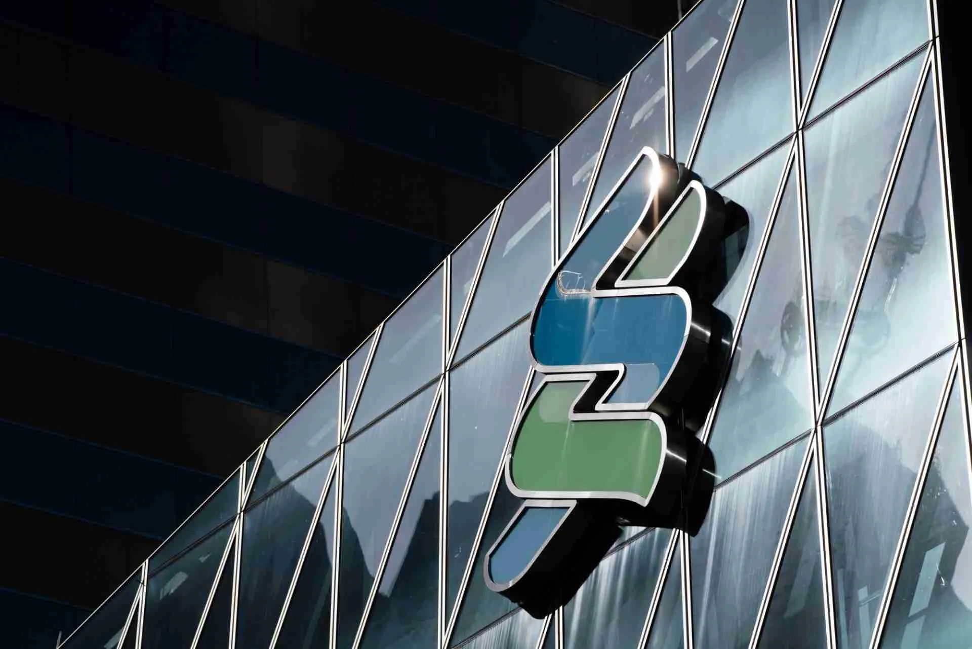 أبو ظبي الأول يقدم عرض يصل إلى 35 مليار دولار لشراء ستاندرد تشارترد