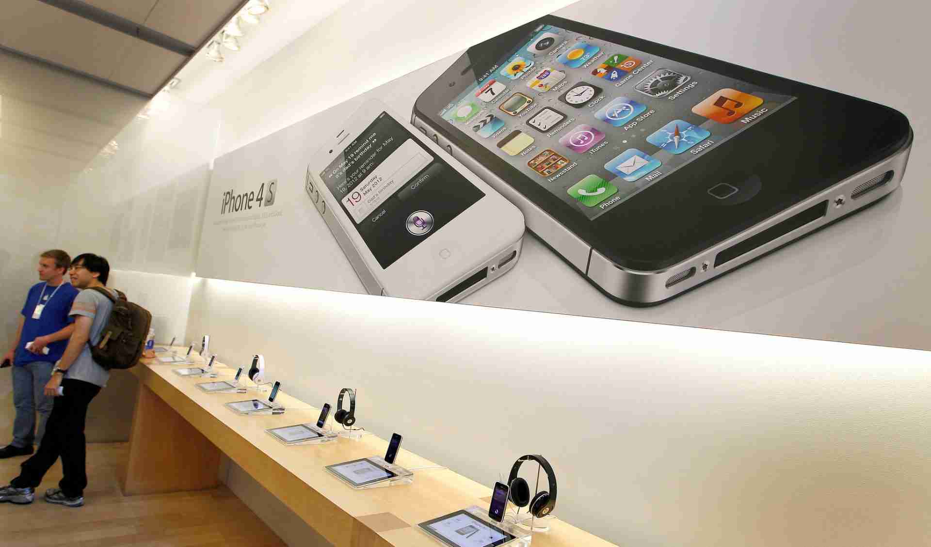 Apple iPhone Sales May Miss Wall Street Estimates. Here’s Why. مصدر الصورة: وسائل التواصل الاجتماعي
