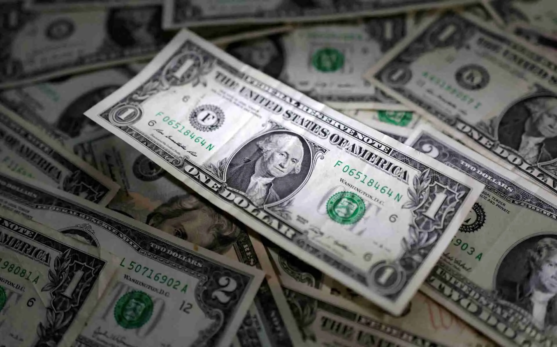 استقرار الدولار مع تجدد الرهانات على خفض أسعار الفائدة