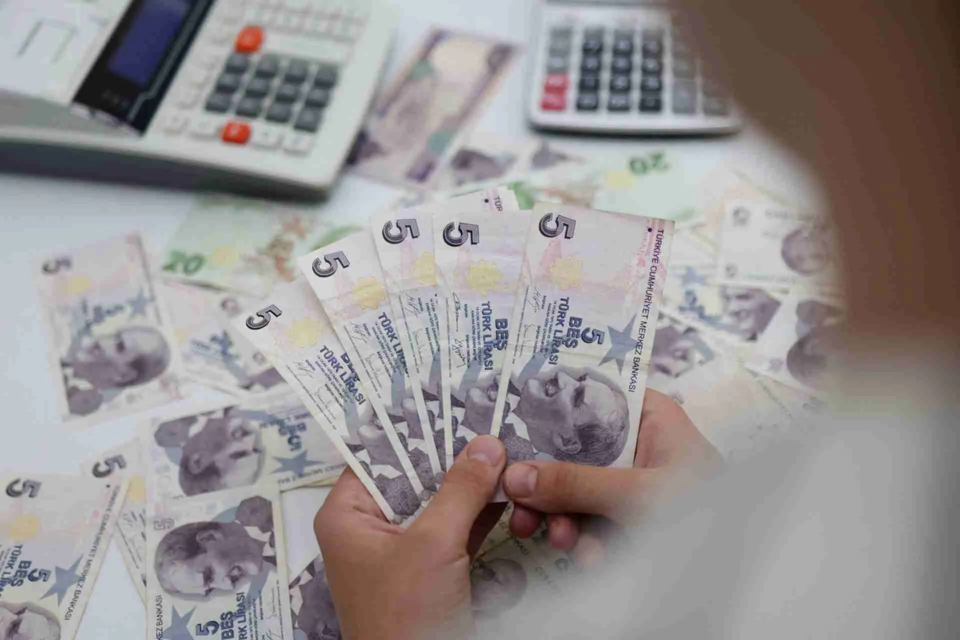 الليرة التركية تنخفض مع الاقتراب من التحرير الكامل للعملة