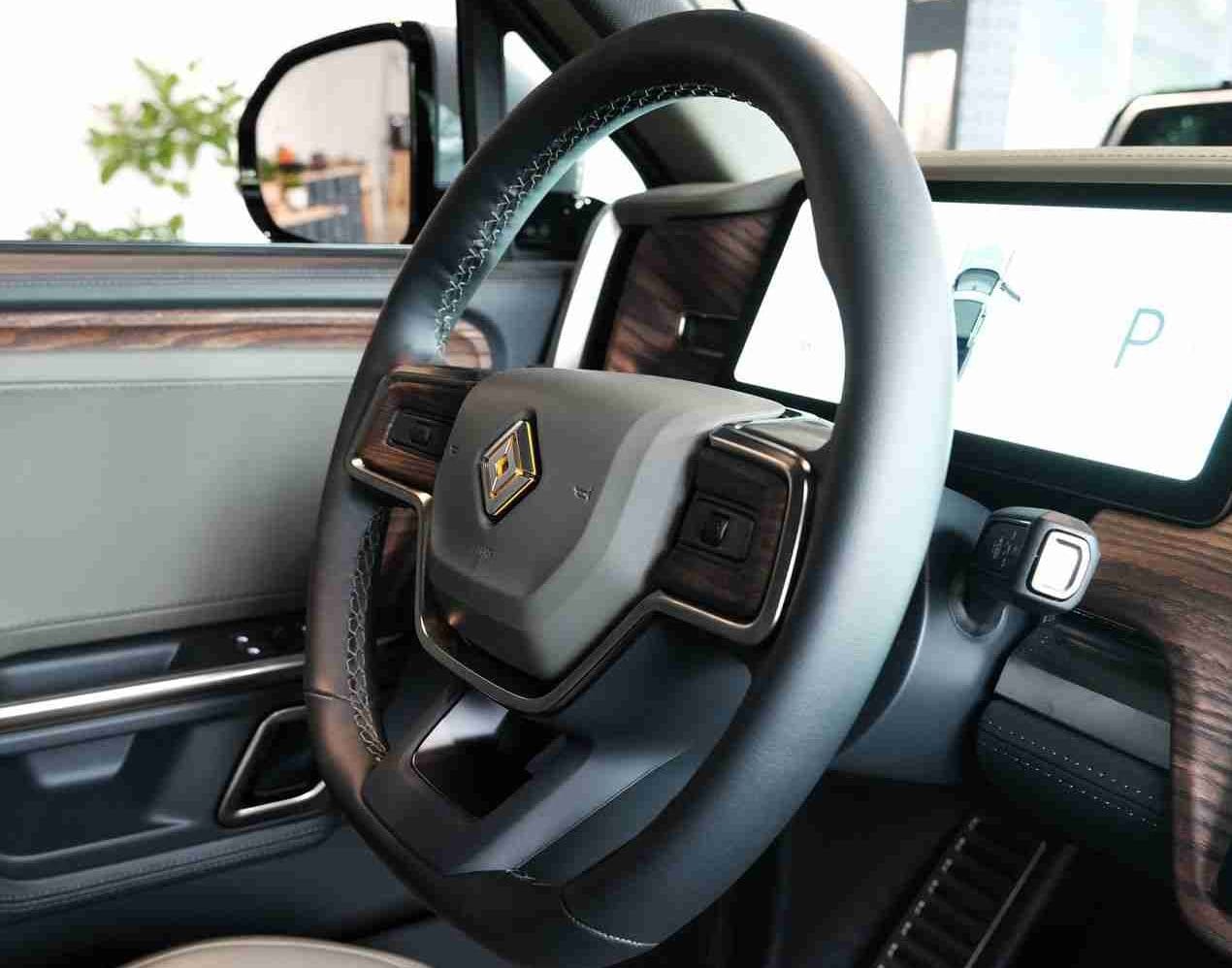 سهم ريفيان يتراجع مع احتدام المنافسة