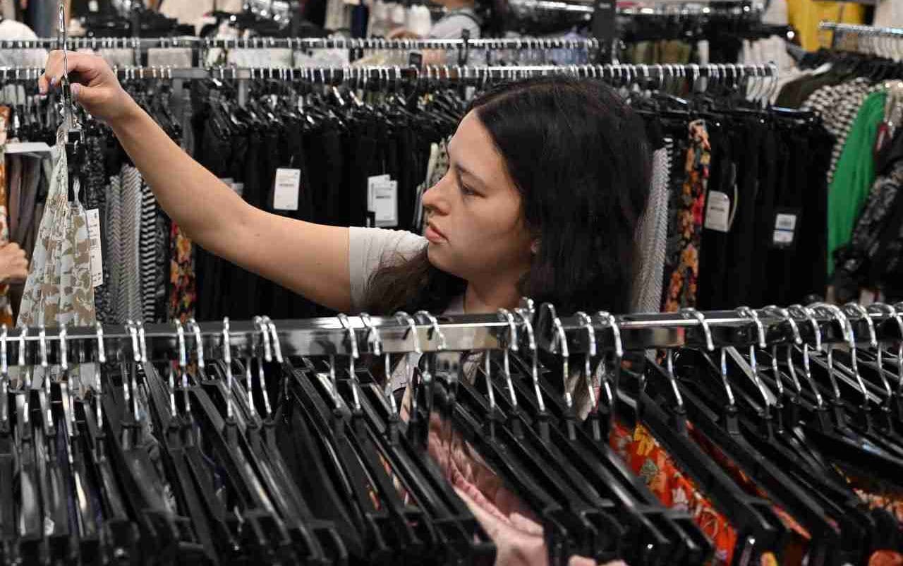 محللون: 10 أسباب تجعل من الأسهم الاستهلاكية التقديرية استثمارًا جيدًا