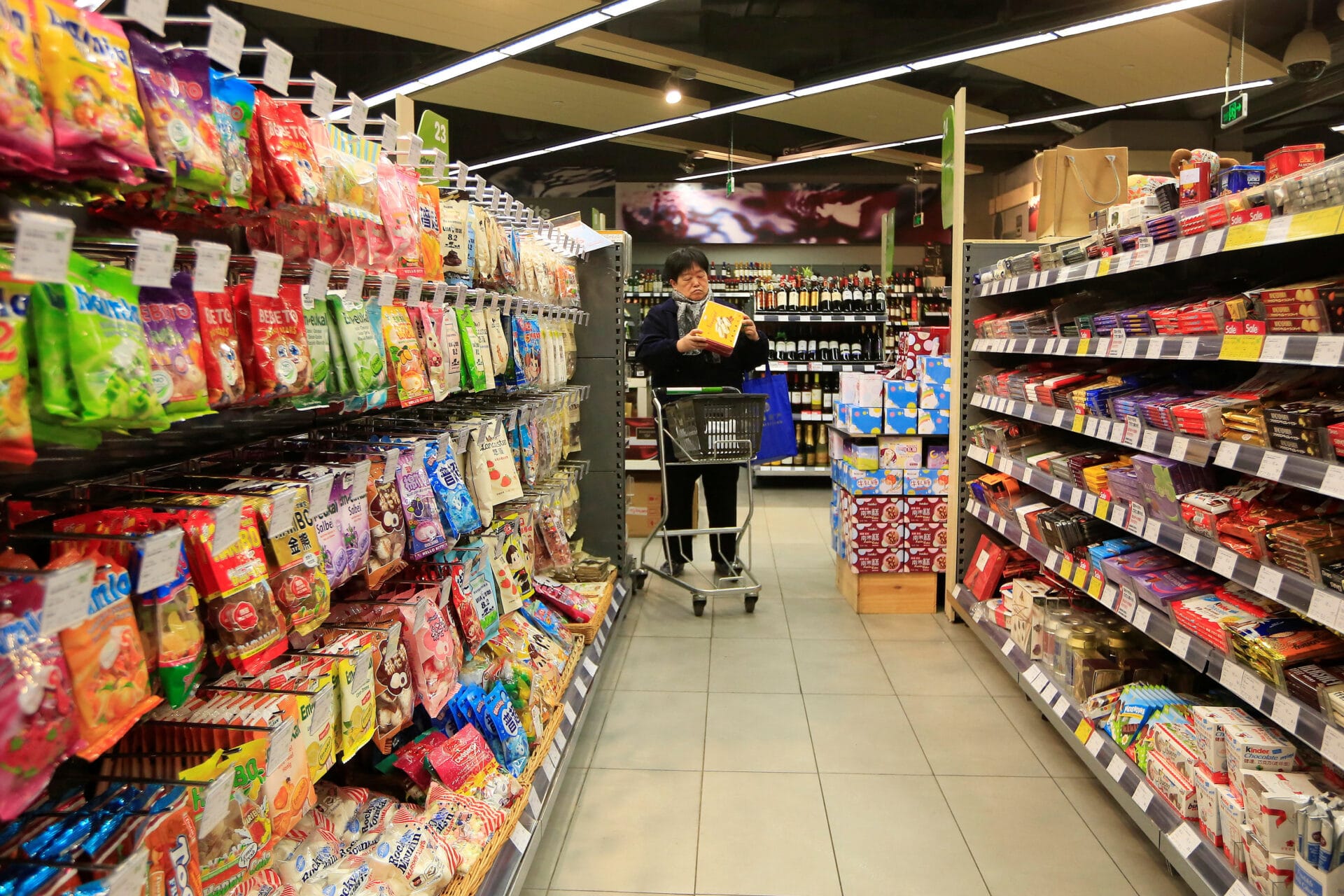 FILE PHOTO: A customer selects products at a supermarket in Shanghai مصدر الصورة: رويترز