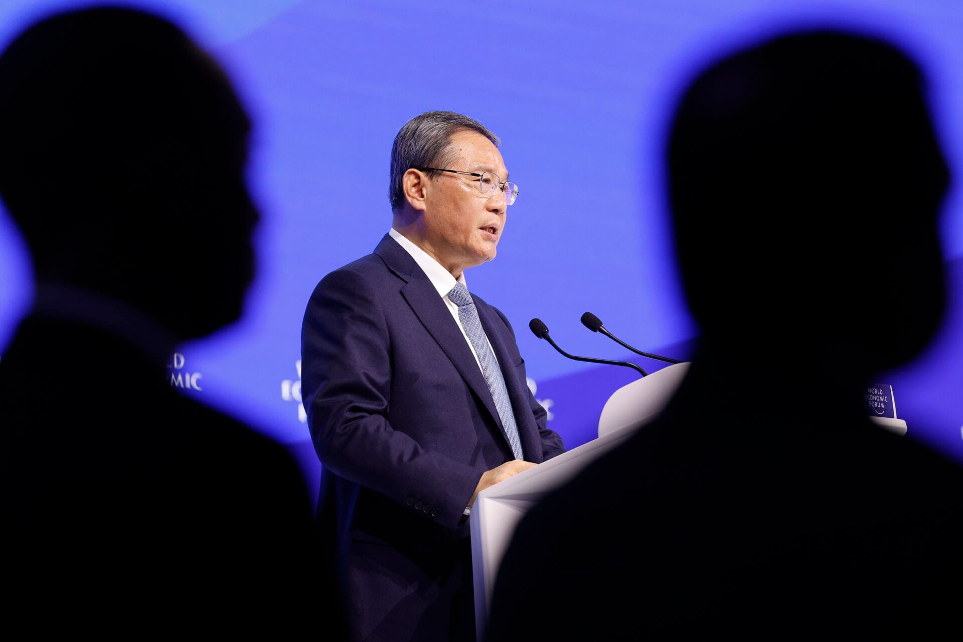 رئيس مجلس الدولة الصيني يحاول طمأنة المستثمرين في المنتدى الاقتصادي العالمي