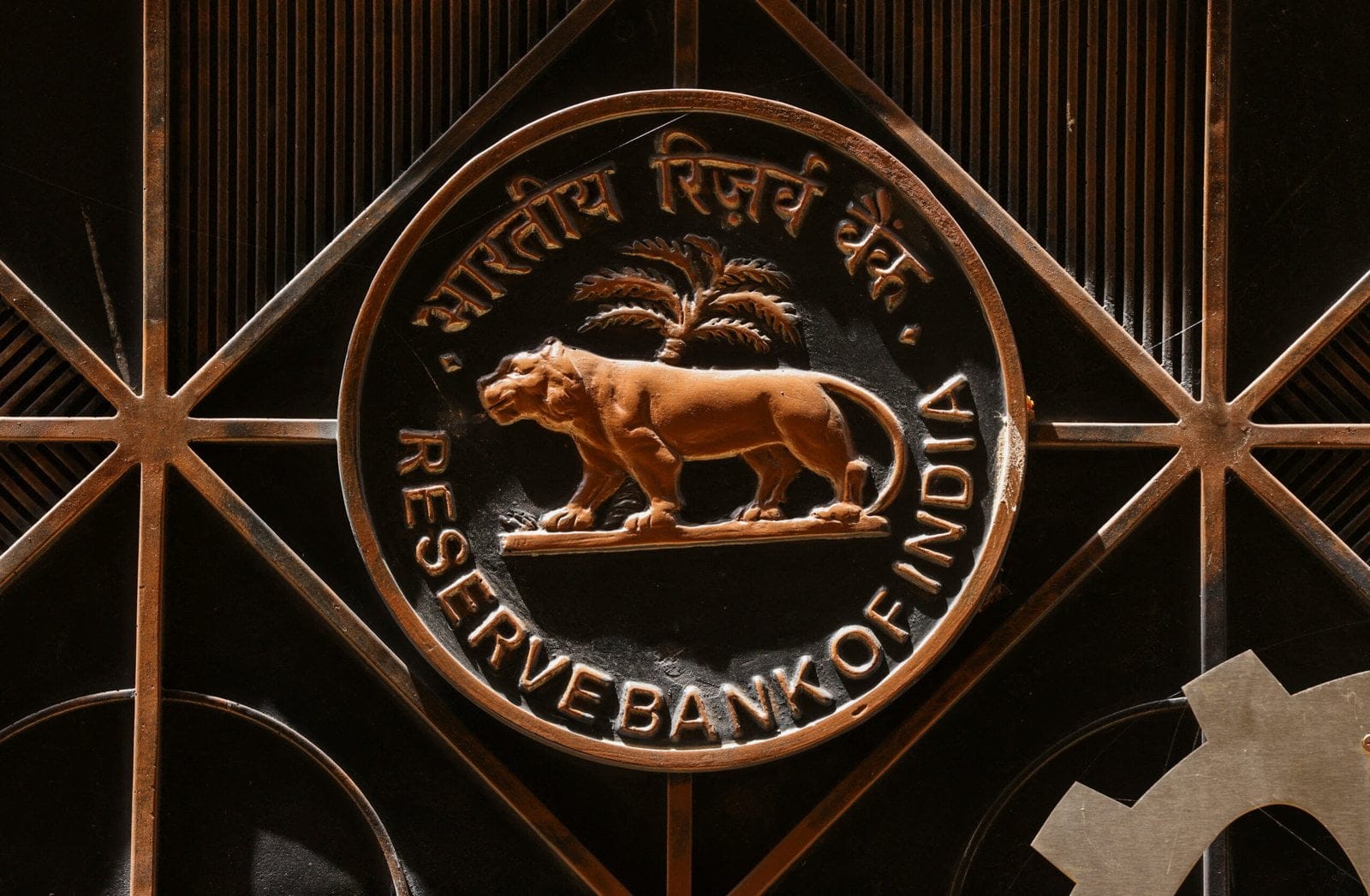 FILE PHOTO: A Reserve Bank of India (RBI) logo is seen inside its headquarters in Mumbai مصدر الصورة: رويترز