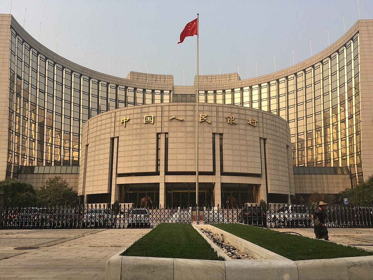 People’s_Bank_of_China_Headquarter,_Beijing البنك المركزي الصيني أجرى عملية إقراض غير مجدولة يوم الخميس بأسعار فائدة منخفضة بشكل حاد.