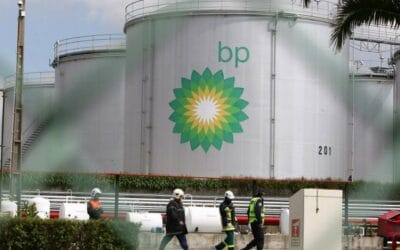 بريتيش بتروليوم تخفف لهجتها بشأن خفض إنتاج النفط في 2030 لطمأنة المستثمرين