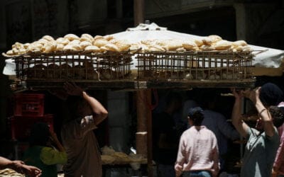 المصريون يكافحون مع أول خفض لدعم الخبز منذ عقود