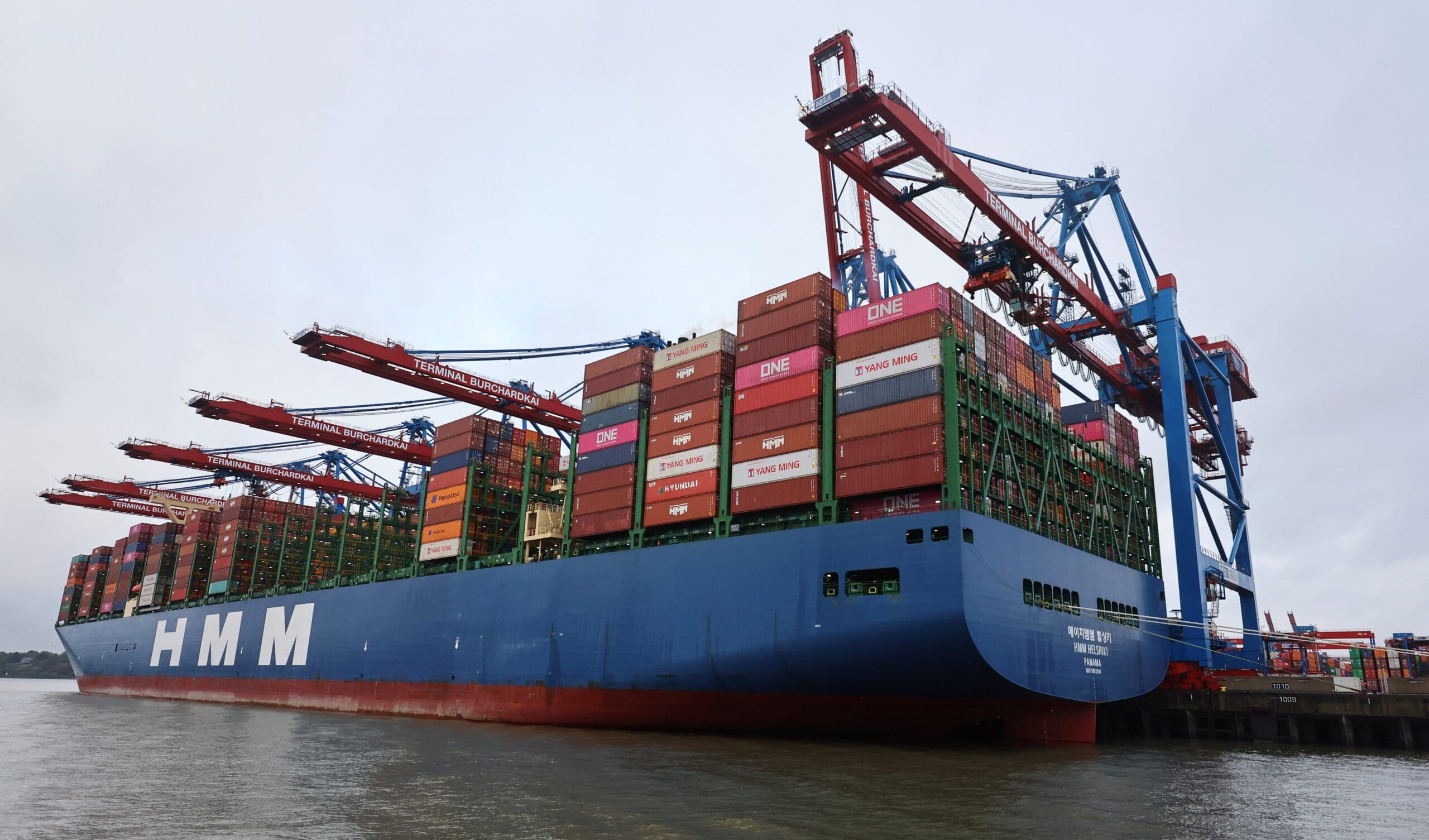 Germany’s largest harbour in Hamburg صورة الملف: يتم تفريغ سفينة حاويات في ميناء هامبورغ، ألمانيا، 9 أكتوبر 2023. الصورة: رويترز، فولفغانغ راتي