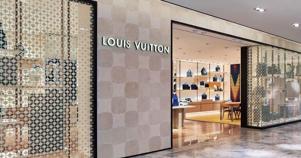 تراجع مبيعات لويس فيتون، ما أدى لانخفاض السهم ويشعر المستثمرون بالقلق من أن تراجع الإنفاق على السلع الفاخرة قد يستمر لفترة أطول من المتوقع.