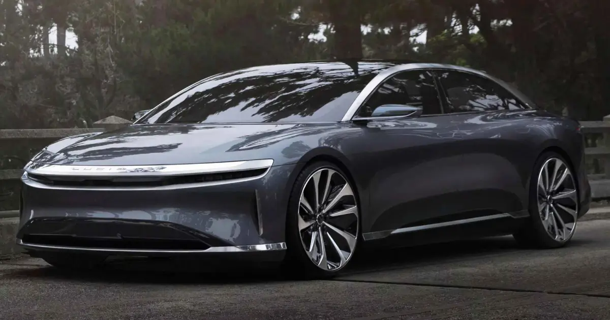 انخفض إنتاج السيارات البريطانية خلال الأشهر الستة الأولى من العام حيث أعاد المصنعون تجهيز خطوط الإنتاج لتصنيع السيارات الكهربائية.