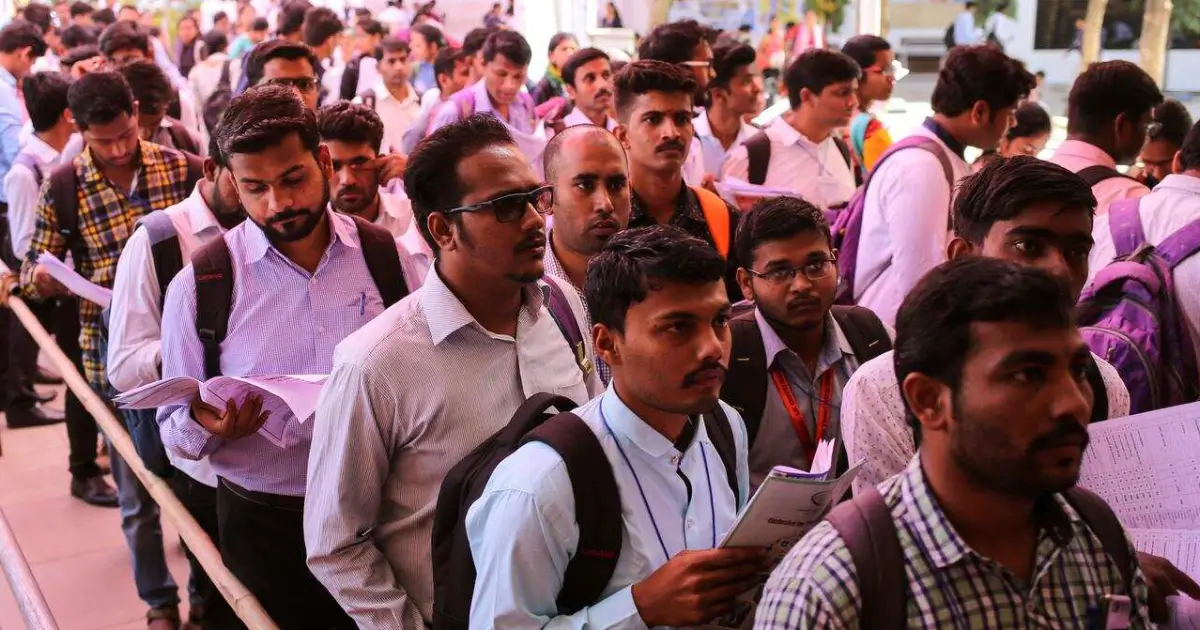 عشرات الملايين من الشباب الهندي يبحثون عن وظائف حكومية كل عام على الرغم من ازدهار الاقتصاد وتوسع القطاع الخاص.