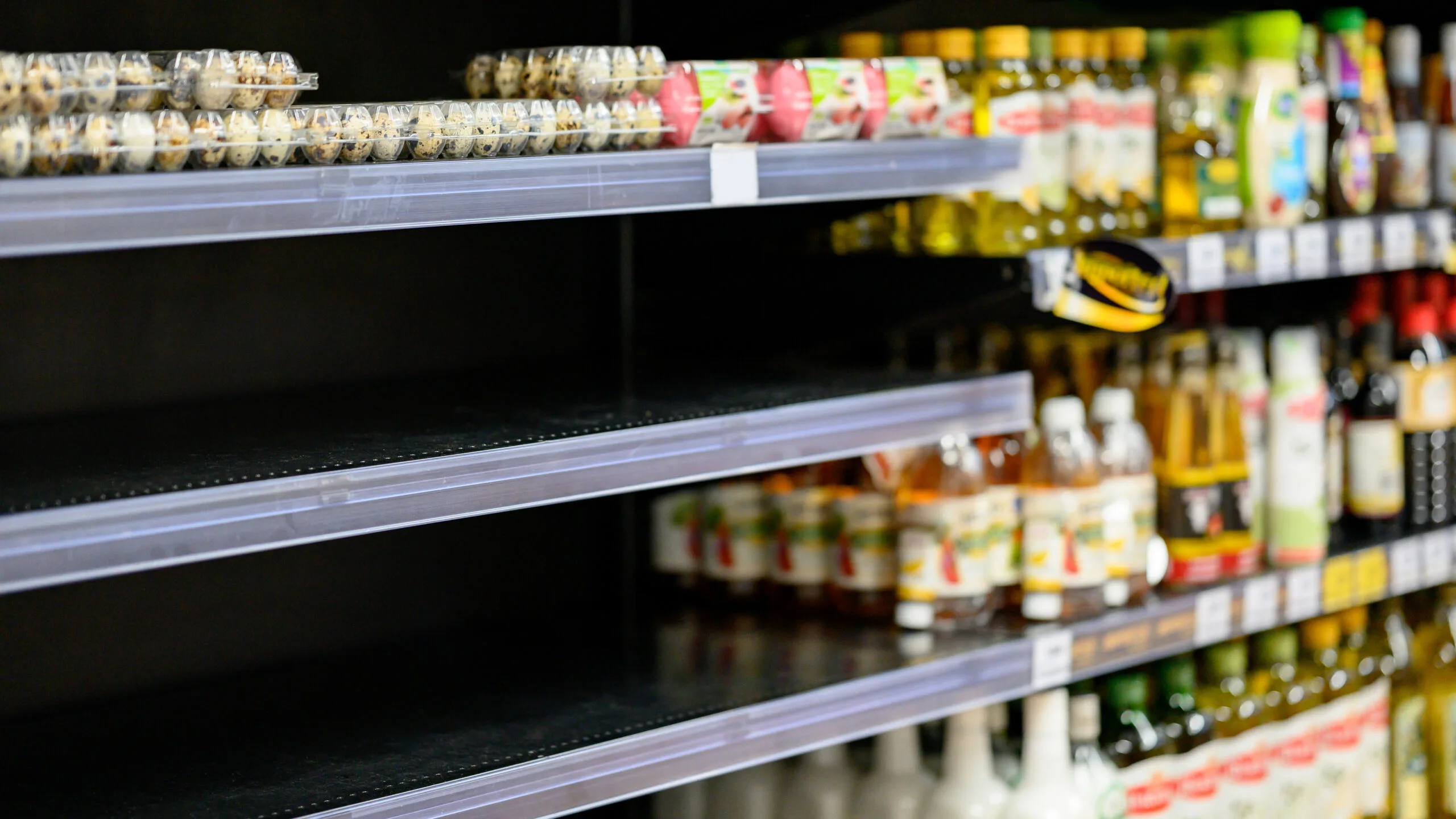 Empty shelves in a grocery store, Hoarding food المصدر: وسائل التواصل الاجتماعي.
