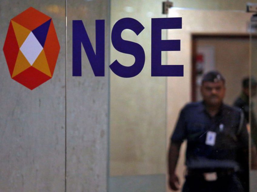 حارس أمن يمر بجوار شعار البورصة الوطنية (NSE) داخل مبناها في مومباي الهند. الصورة: فرانسيس ماسكارينهاس، لرويترز