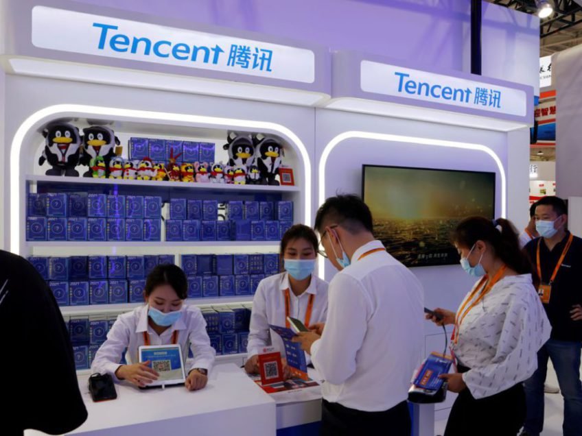 أشخاص يزورون كشك تينسنت في معرض الصين الدولي 2021 للتجارة في الخدمات. الصورة: فلورنسا لو، لرويترز